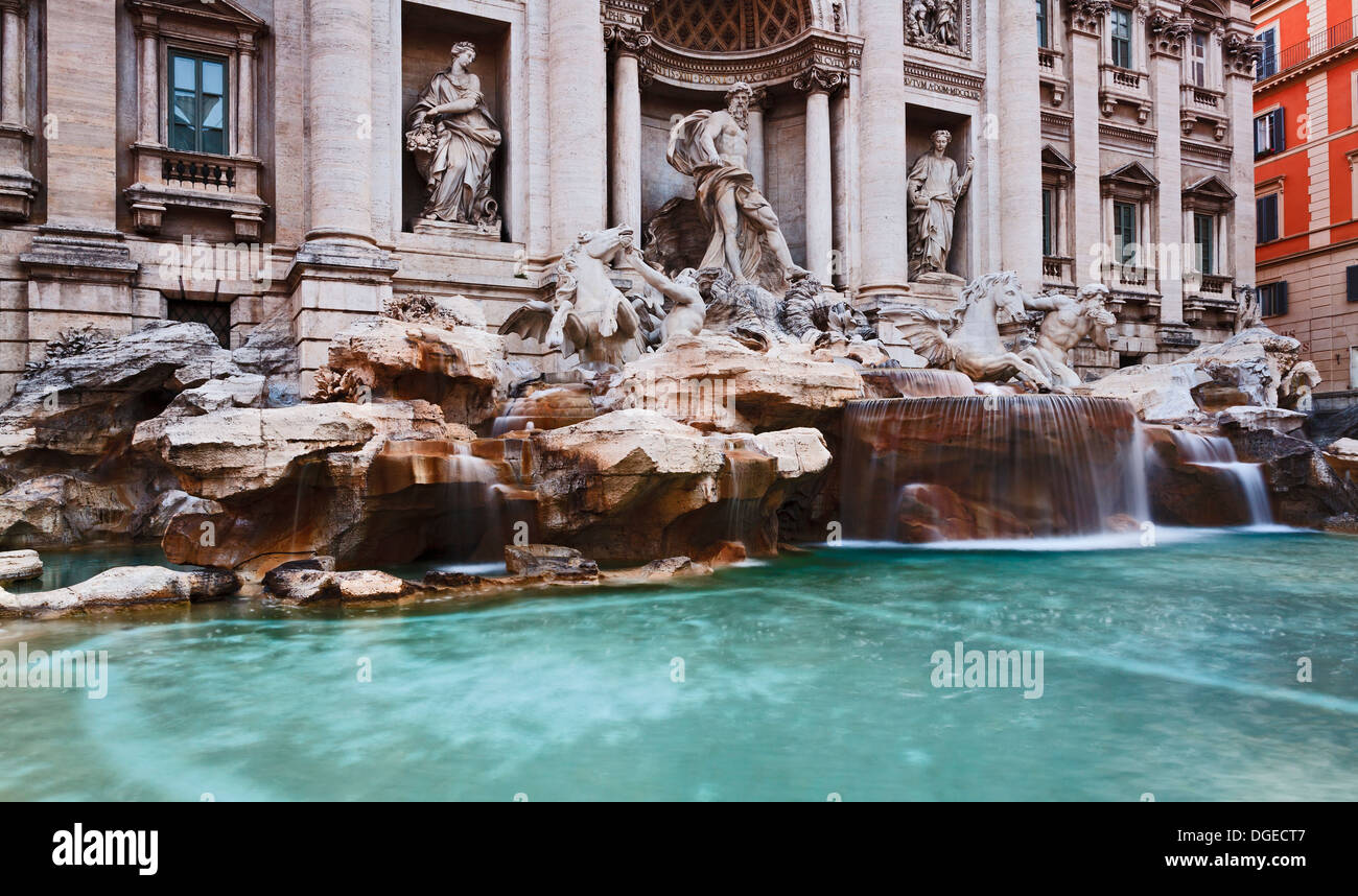 Italia Roma antigua fontana di Trevi panorámica histórica vista borrosa caídas de agua piscina palacio estilo arte barroco buildi Foto de stock