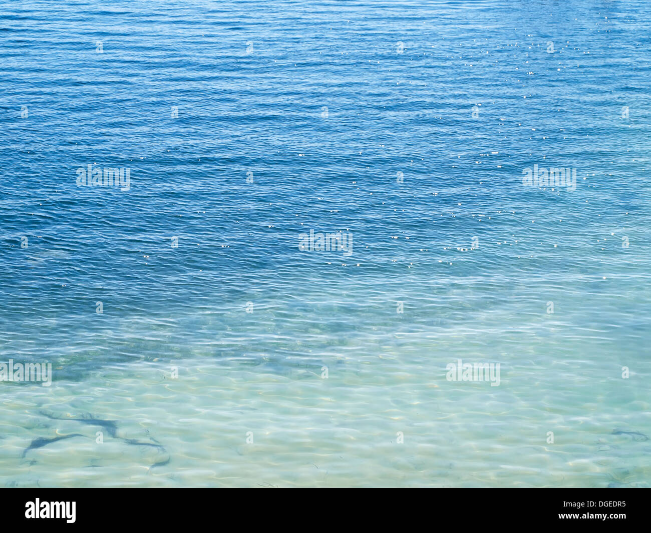 Azul claro y azul oscuro de colores en la superficie del mar Foto de stock
