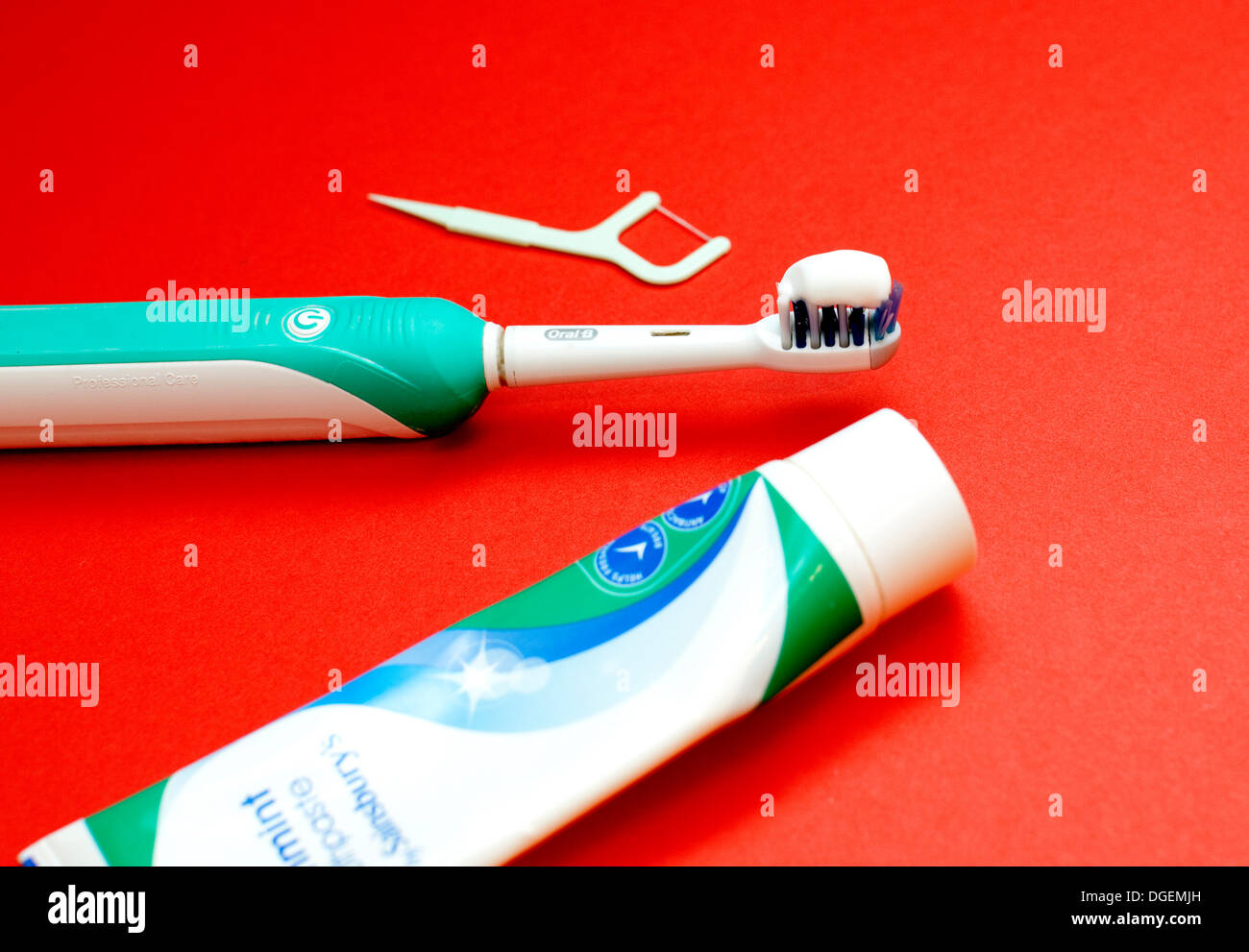 Cepillo dental eléctrico y otros artículos para la higiene dental, Londres Foto de stock