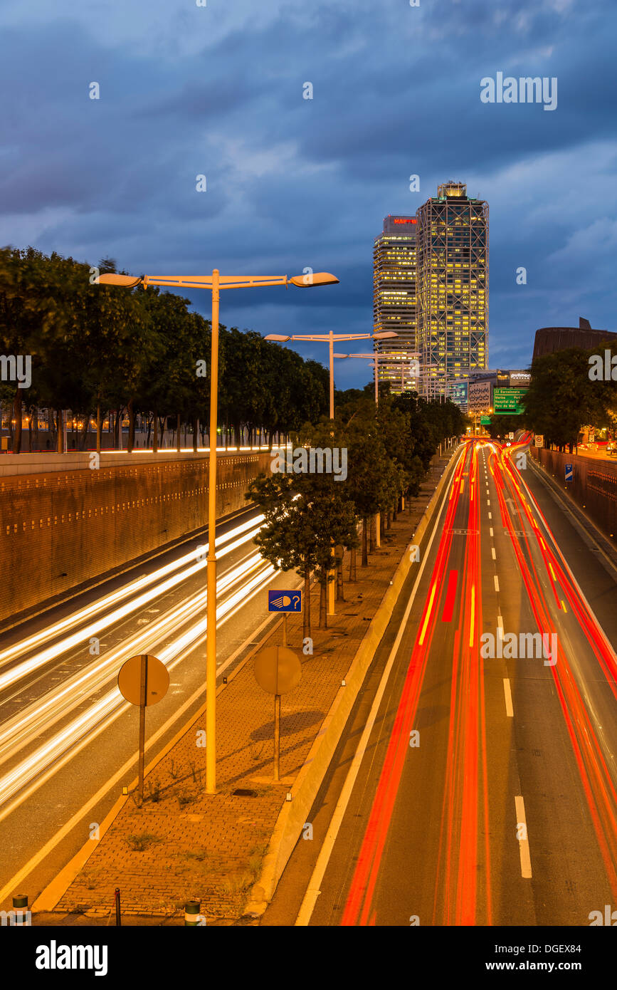 Con coche autopista Ronda Litoral estelas de luz por la noche, Barcelona, Cataluña, España Foto de stock