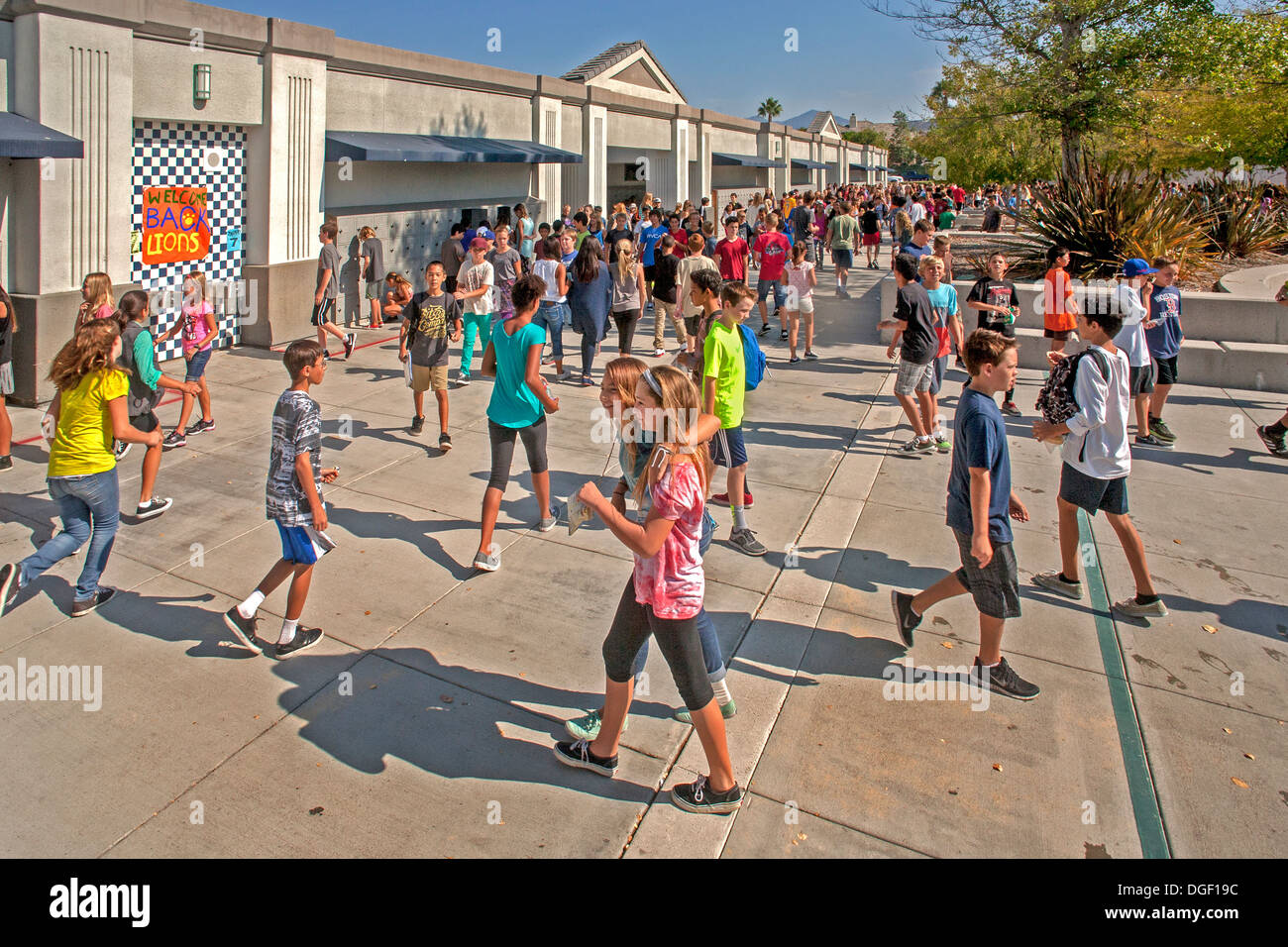 Los estudiantes de escuela intermedia multirracial socializar durante el receso exterior en Mission Viejo, California. Foto de stock