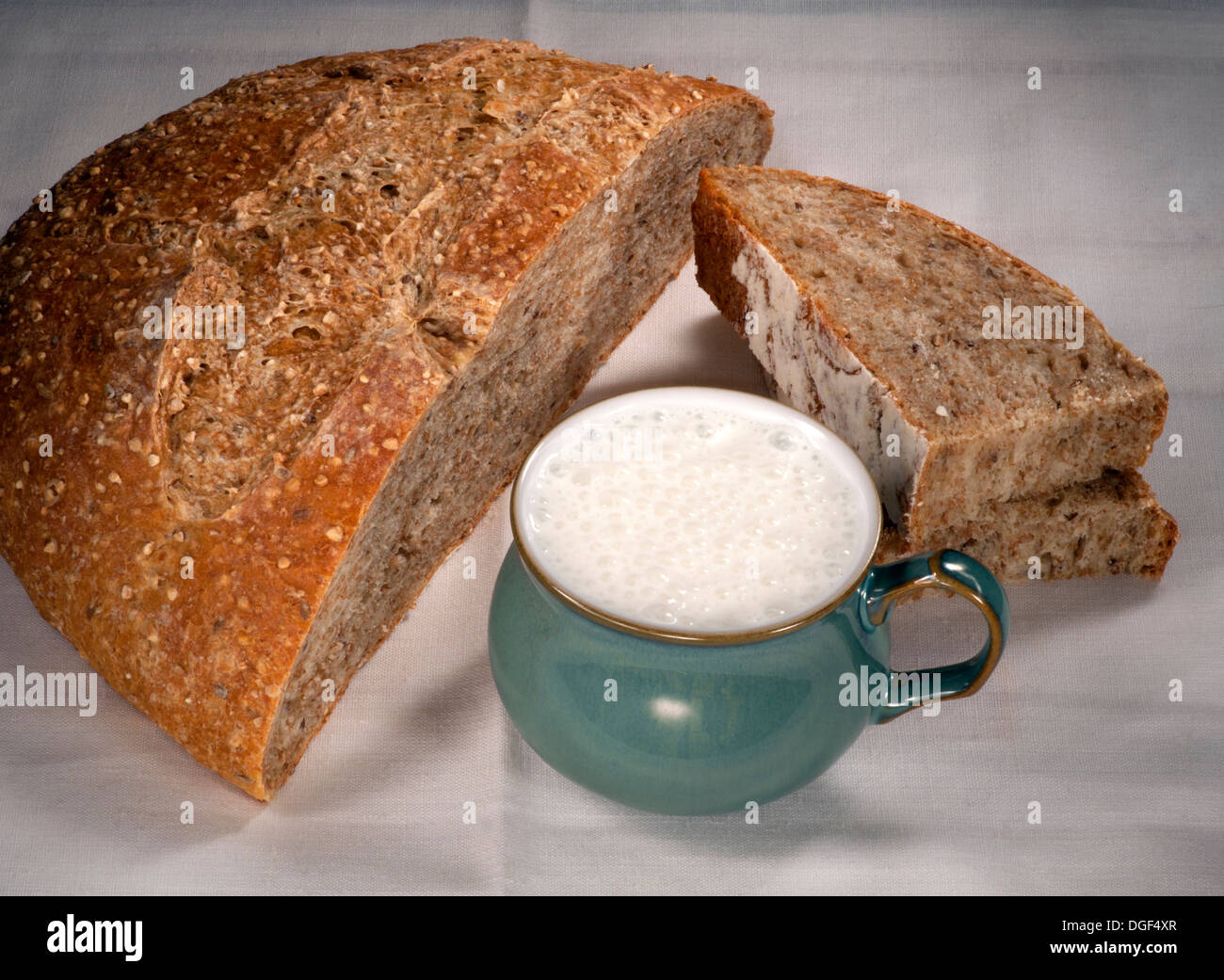 Pan con una taza de leche Foto de stock
