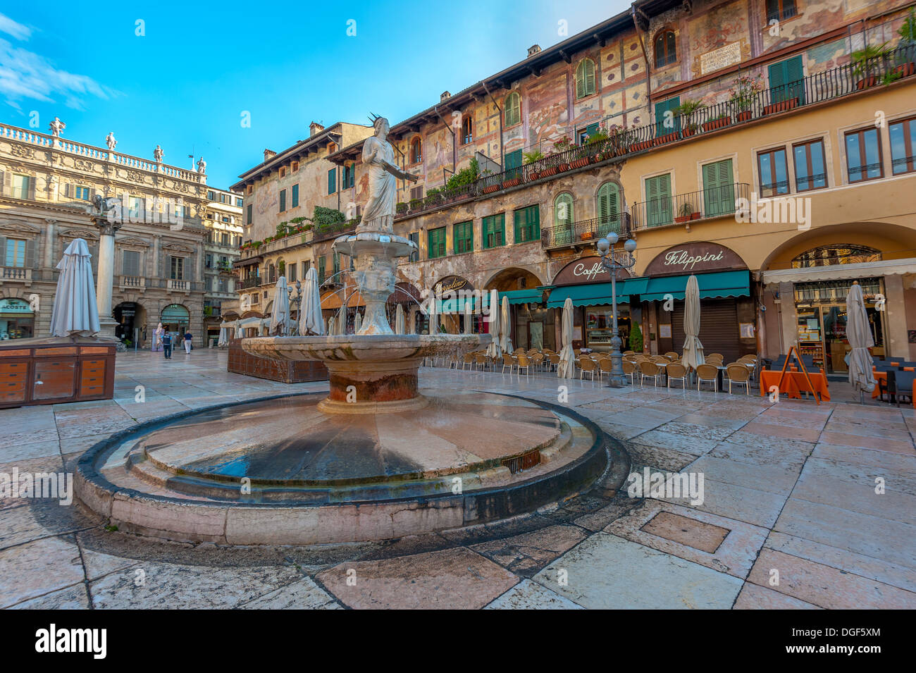 La Piazza delle Erbe y el Palazzo Maffei, Verona, Italia Foto de stock