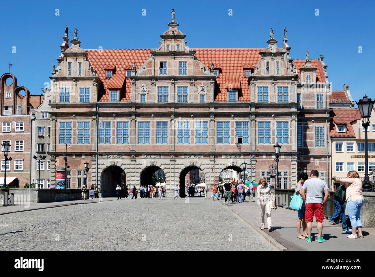 Casco antiguo de Gdansk con los Verdes la puerta en el mercado de largo. Foto de stock
