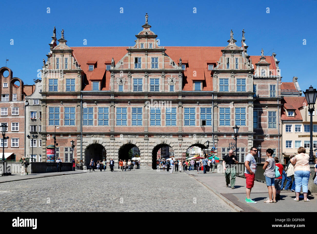 Casco antiguo de Gdansk con los Verdes la puerta en el mercado de largo. Foto de stock
