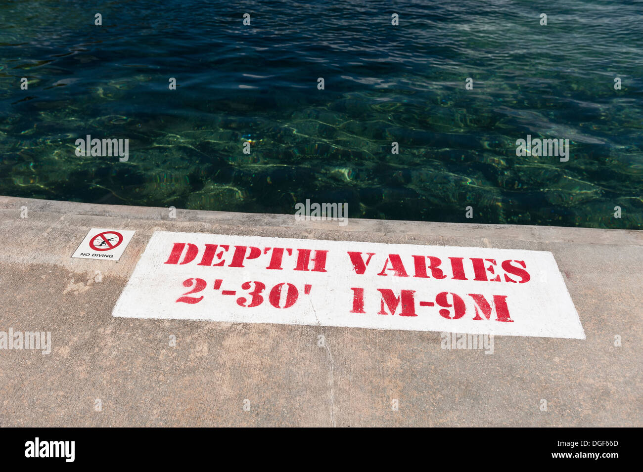 De Leon Springs State Park, en la Florida Central piscina aviso de profundidad en la cubierta. Foto de stock