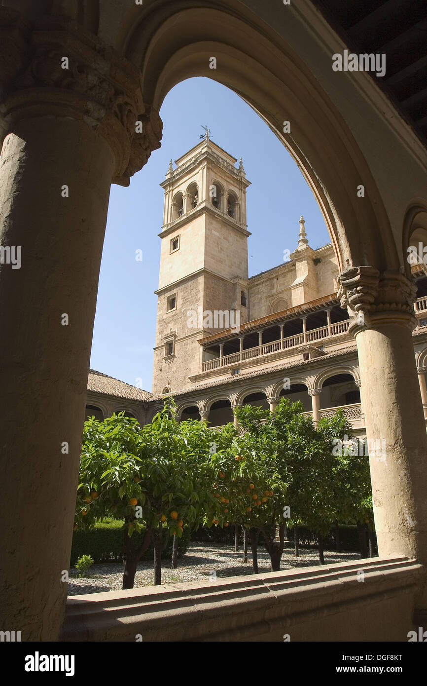 Claustro del Convento de San Jerónimo en Granada. España. Foto de stock