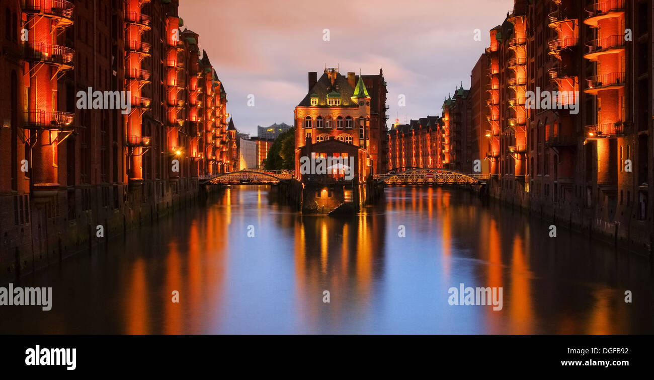 Hamburgo Hamburgo Speicherstadt Wasserschloss Nacht - ciudad de bodegas palacio en la noche 04 Foto de stock