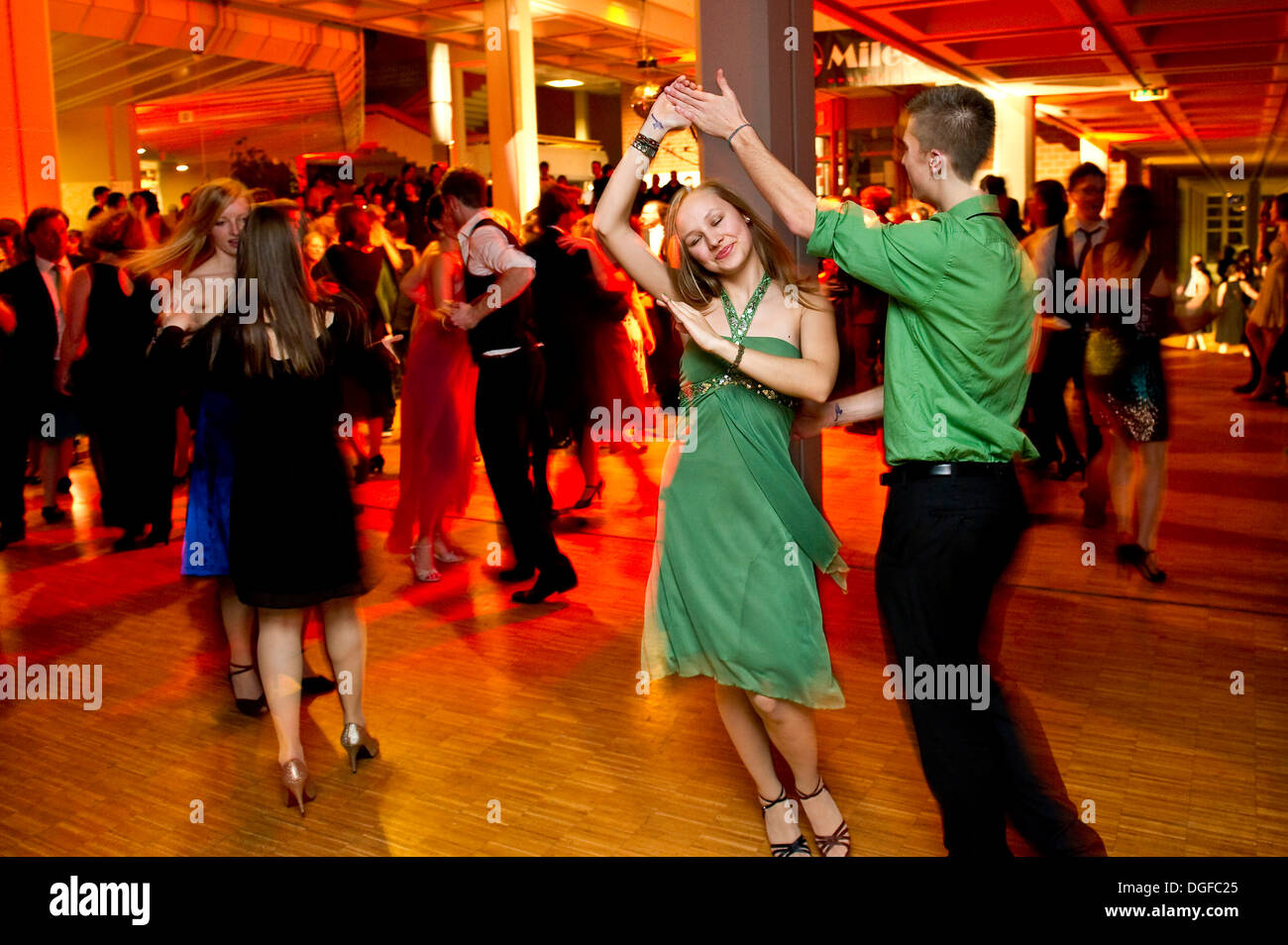 Pareja joven bailando en el baile de fin de curso de una escuela de baile, Alemania Foto de stock