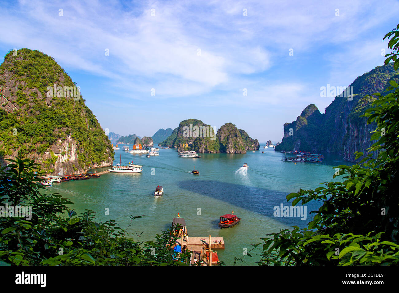 Una vista de la bahía de Ha Long en Vietnam Foto de stock