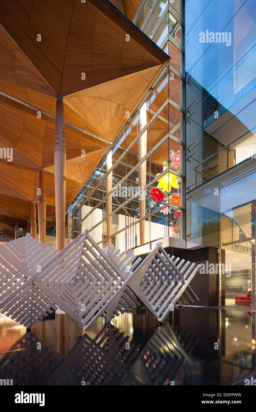 Galería de Arte de Auckland Toi o Tāmaki, Auckland, Nueva Zelanda. Arquitecto: FJMT + Archimedia, 2011. La vista desde la piscina de reflexión. Foto de stock