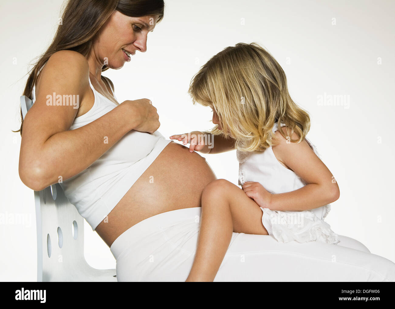 Madre embarazada con sus hijos Fotografía de stock - Alamy