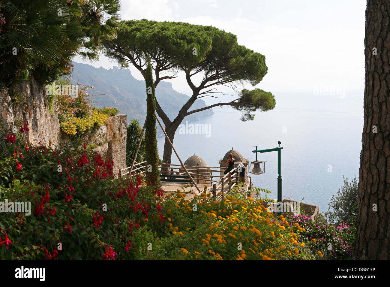 Villa Rufolo, jardines y vistas de la costa Amalfi, Ravello, Italia Foto de stock