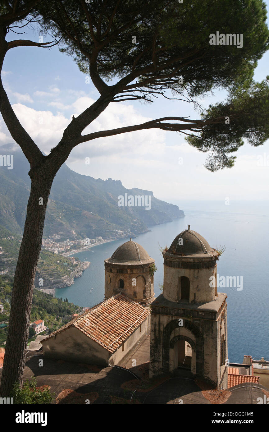 Villa Rufolo, jardines y vistas de la costa Amalfi, Ravello, Italia Foto de stock