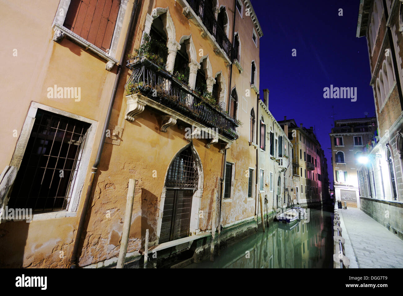 Las casas a lo largo de un canal por la noche, Fondamenta Giacinto Gallina, Venecia, Venezia, Véneto, Italia, Europa Foto de stock