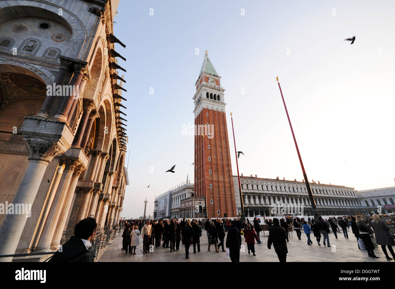 La Plaza de San Marcos con San Marcos, el Campanile, torre, barrio de San Marco, Venecia, Venezia, Véneto, Italia, Europa Foto de stock