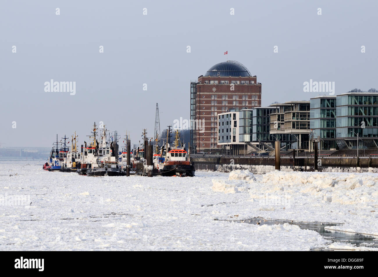 Augustinum, remolcadores, el puerto de Hamburgo en invierno, Altona, Hamburgo Foto de stock