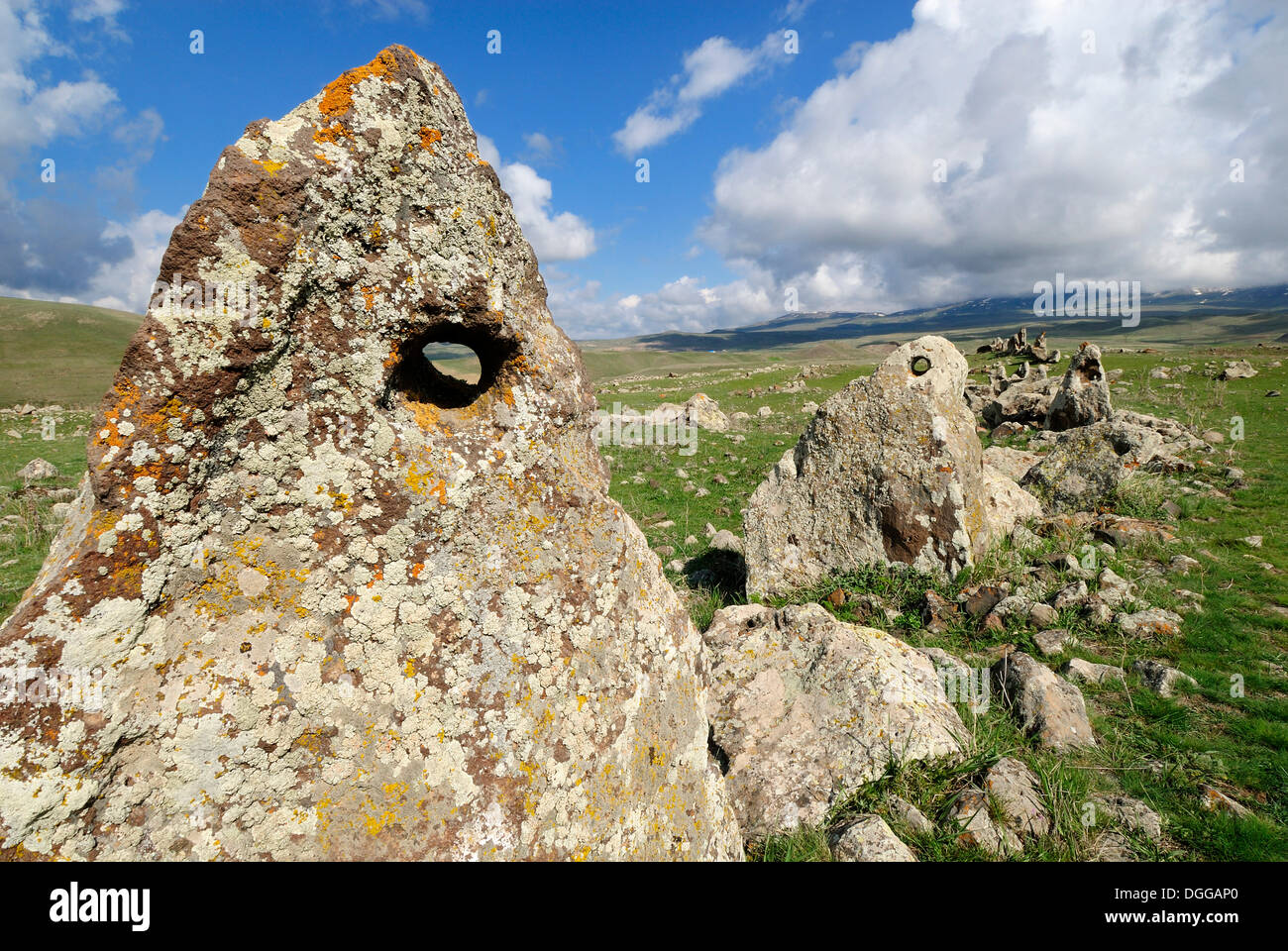 Zorats Karer, 6000 B.C., stoneage Observatory, menhir de Karahunj, Cara Hunge, Armenia, Asia Foto de stock