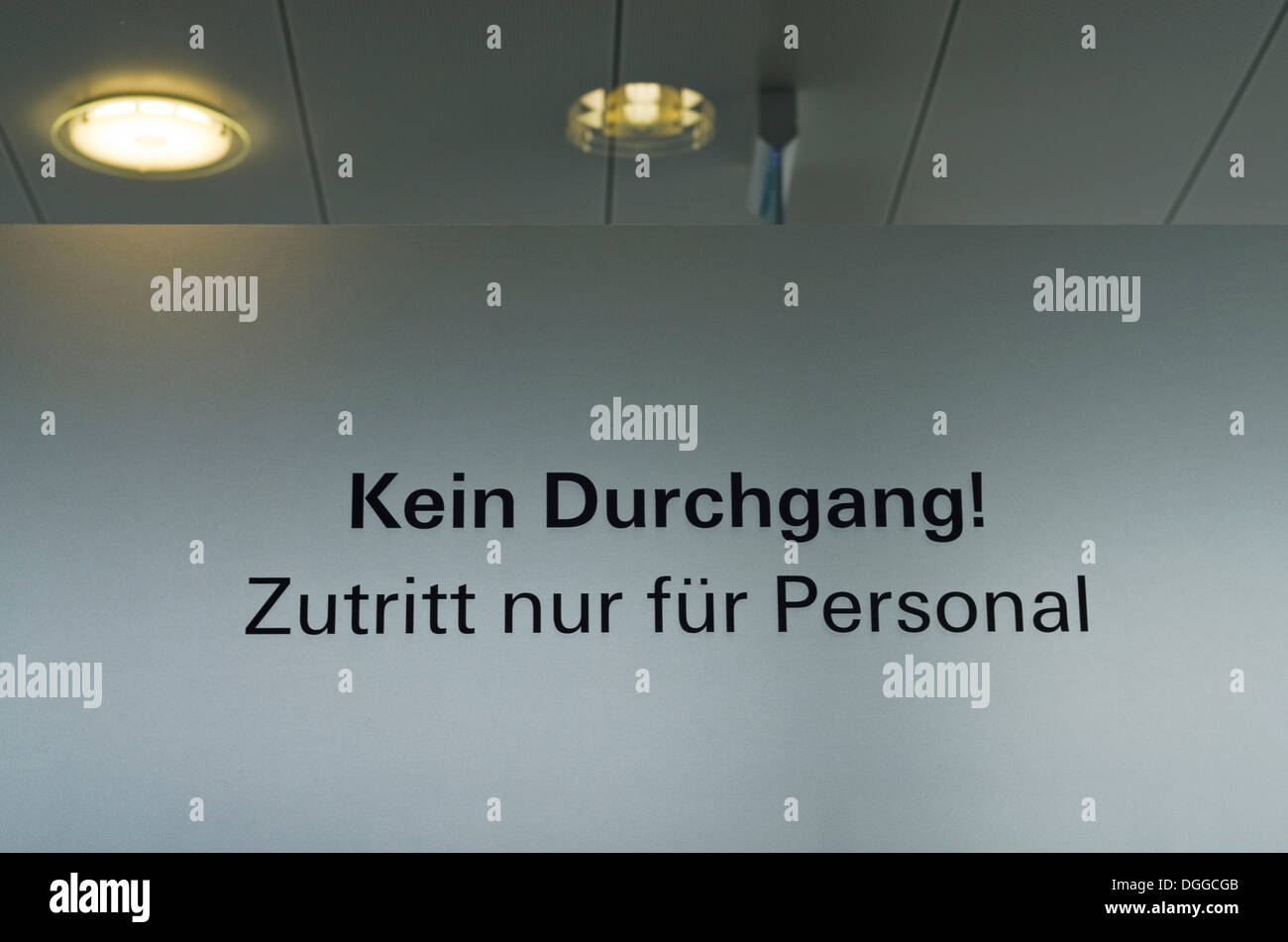 Cartel "Kein Eintritt, Zutritt nur fuer Personal', 'alemán para ninguna entrada, sólo personal autorizado", sobre una puerta blanca en un hospital Foto de stock