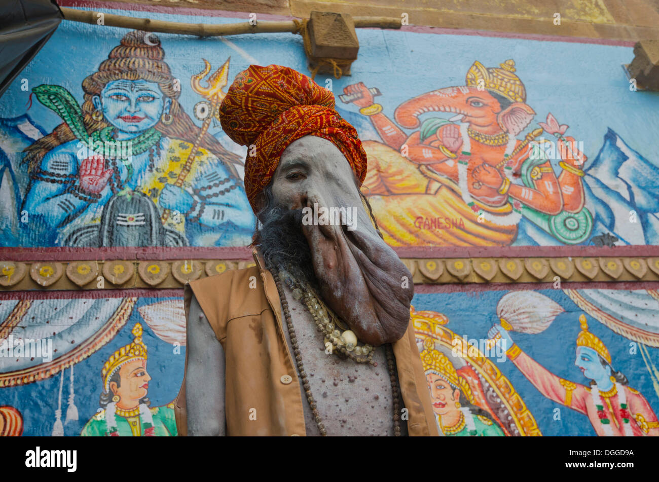 Sadhu físicamente discapacitados, hombre santo, en uno de los Ghats de la histórica ciudad de Varanasi, en India, Asia Foto de stock