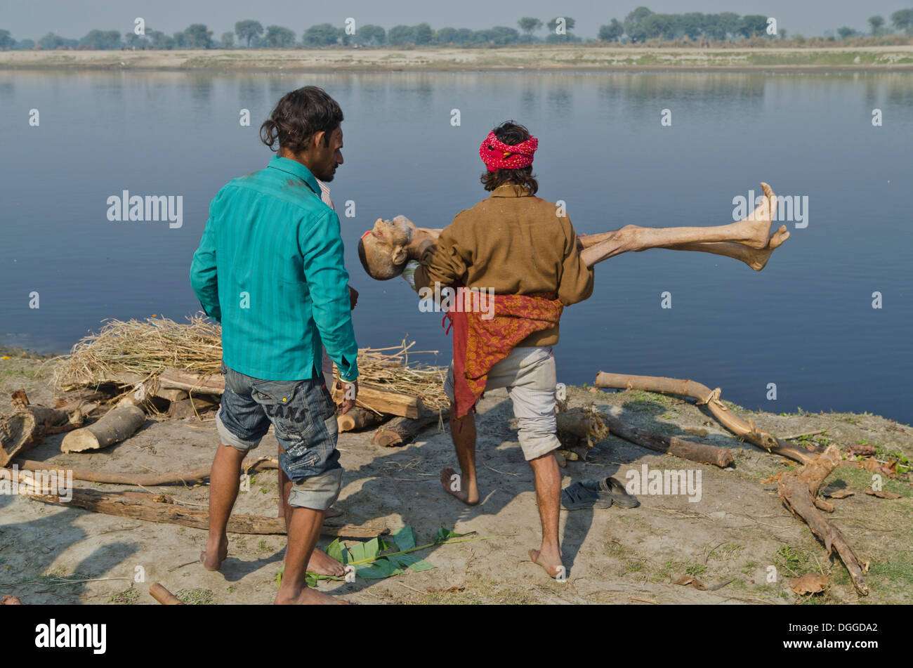 Teniendo un cadáver a las aguas del río Yamuna como parte de una ceremonia de cremación, Vrindavan, India, Asia Foto de stock