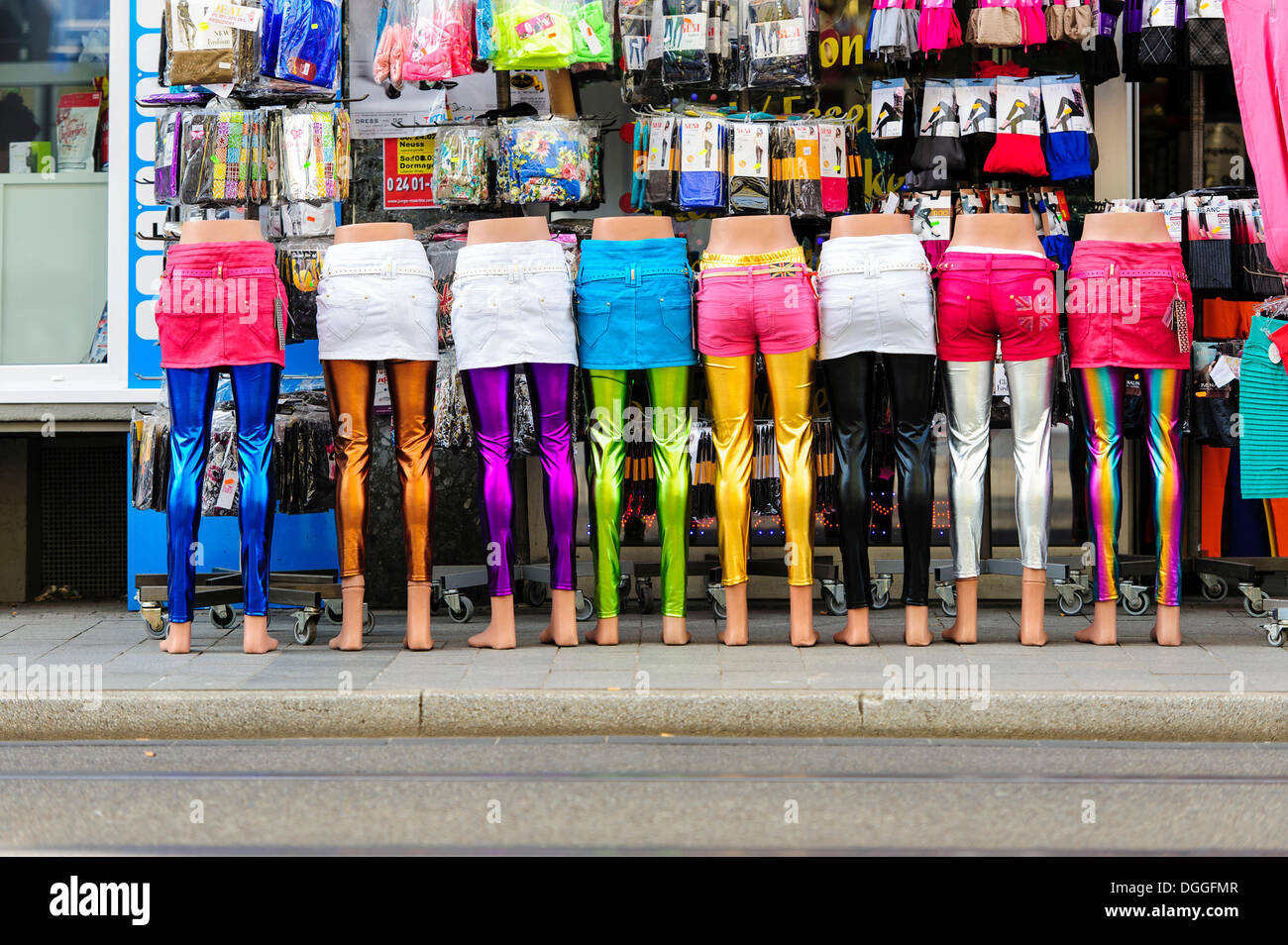 Las piernas de maniquíes de pie en una fila delante de una tienda de ropa, Neuss, Renania del Norte-Westfalia, Alemania Foto de stock
