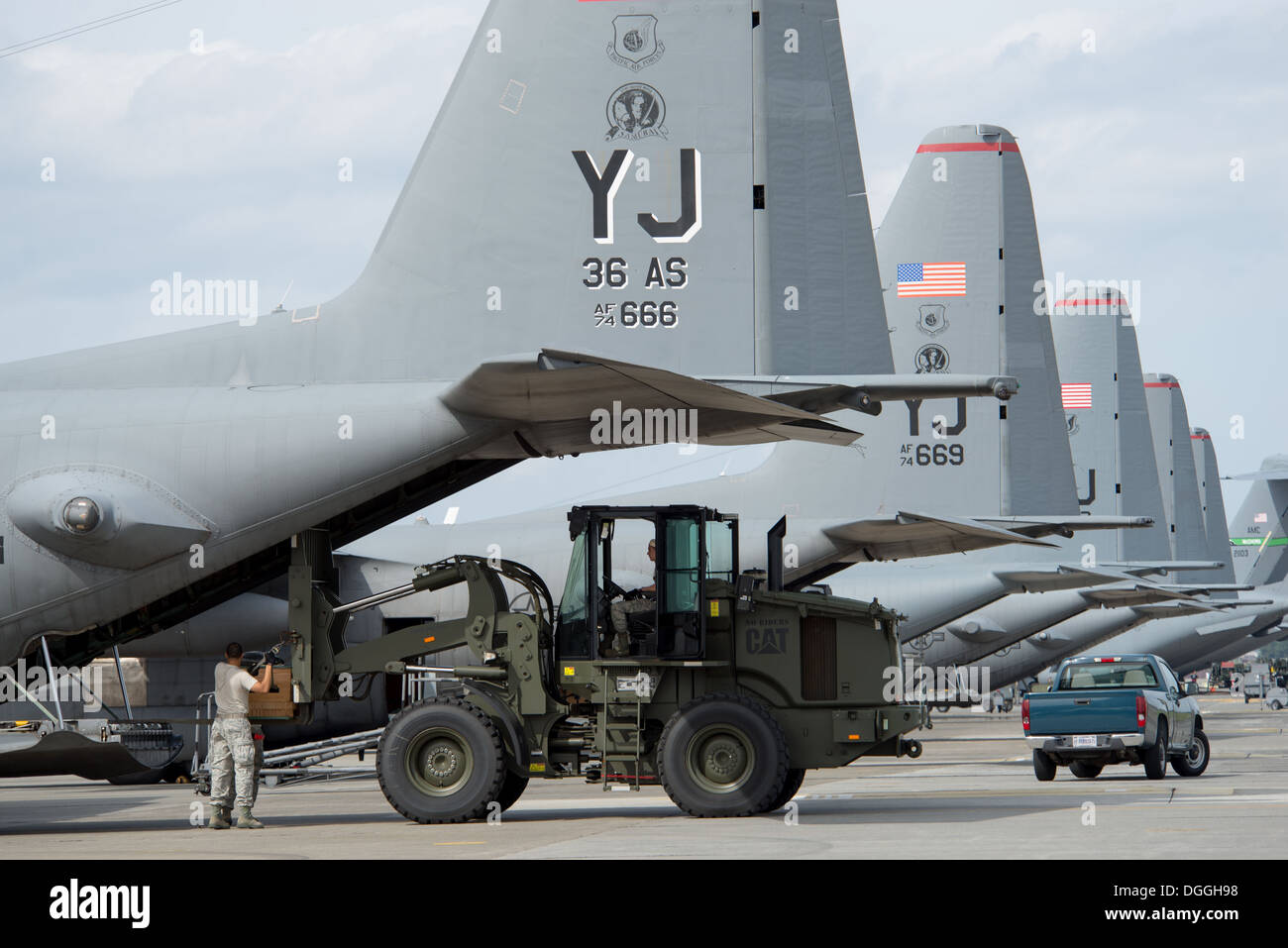 Aviadores de la 374ª Escuadrilla de preparación logística movilidad combate cargar un vuelo de bajo costo, de baja altitud sobre un paquete de carga Hércules C-130 en la Base Aérea de Yokota, Japón, el 8 de octubre, 2013. Aviadores de la 374ª LRS mantener y preparar el sistema de suministro de carga aérea Foto de stock