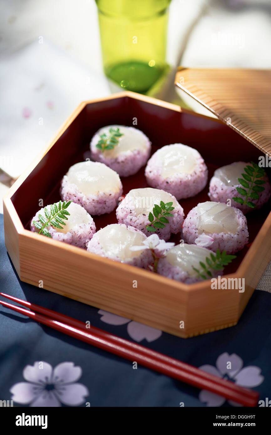 Sirve cocina Japonesa fresca en Bento box Foto de stock