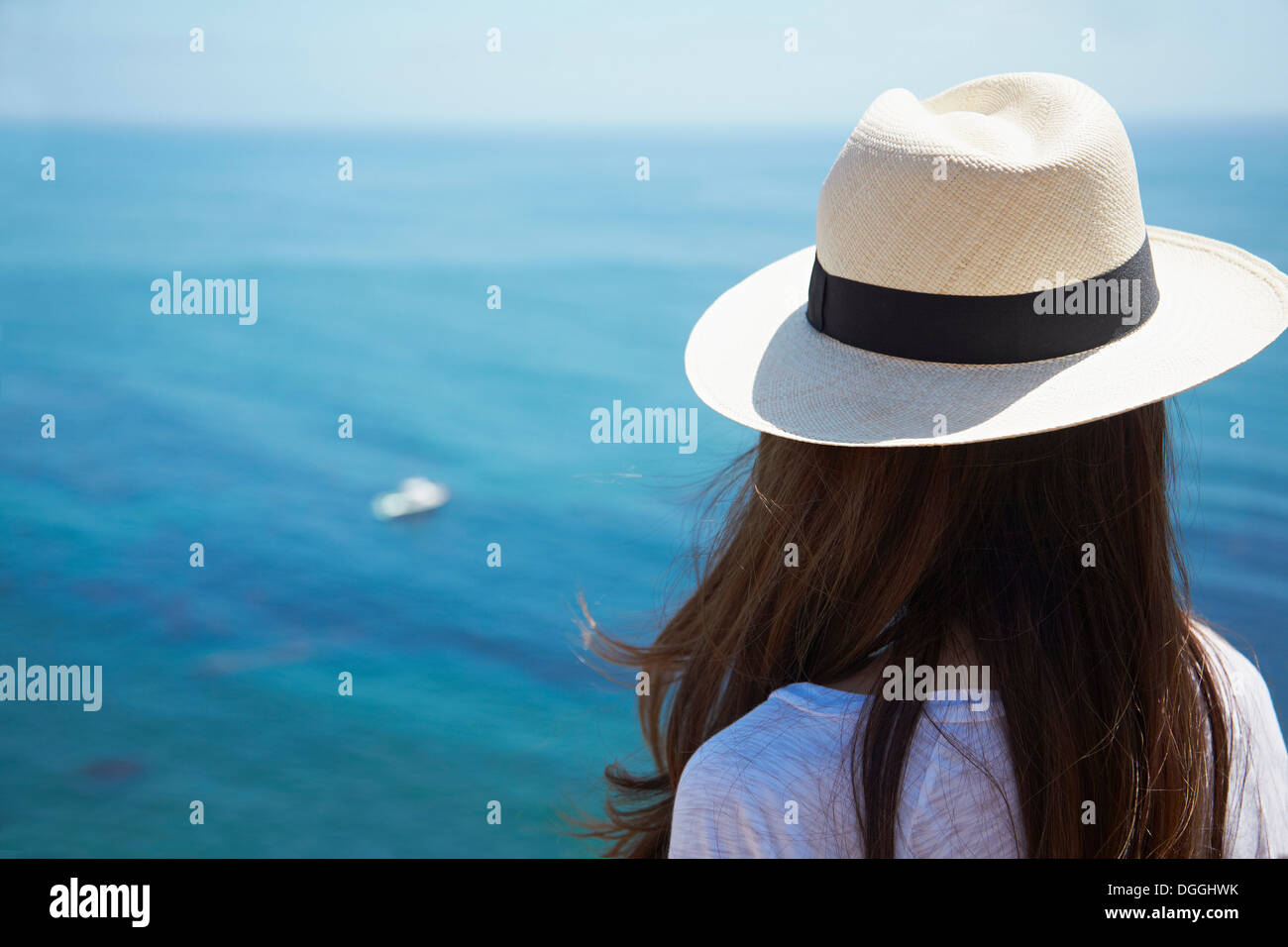Mujer joven mirando al mar, Palos Verdes, California, EE.UU. Foto de stock