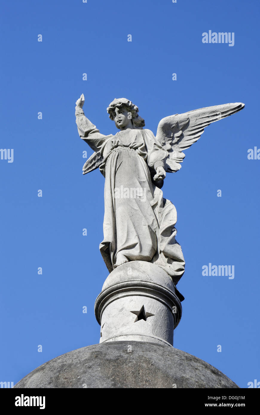 Ángel en la parte superior de un mausoleo, Cementerio de la Recoleta, el cementerio de La Recoleta, Buenos Aires, Argentina, Sudamérica Foto de stock