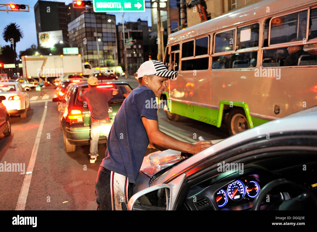 Los jóvenes, los niños de la calle, limpieza de ventanas de autos en una intersección, tratando de ganar algún dinero, Ciudad de México, Ciudad de México. Foto de stock