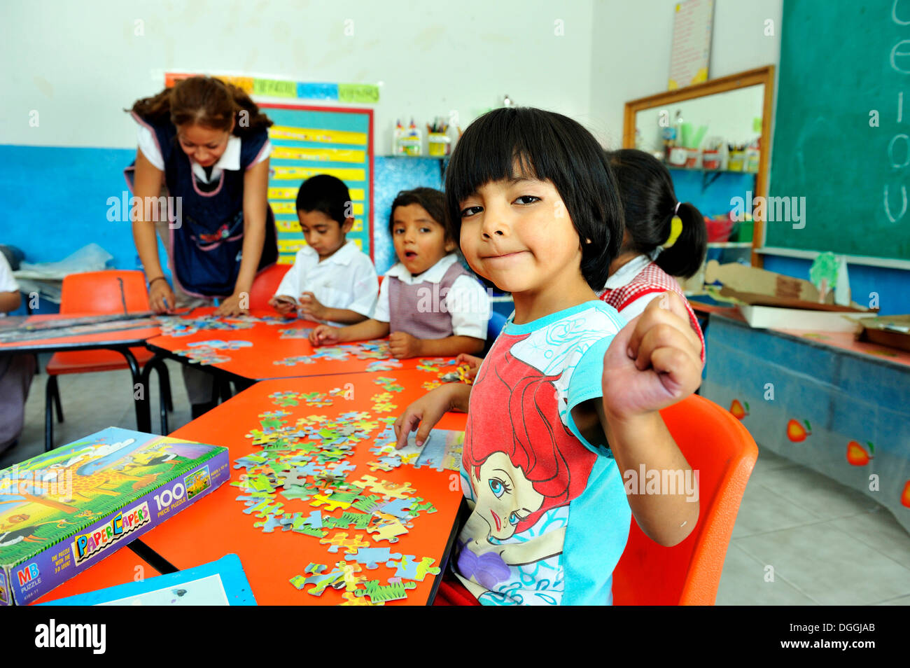Niña en edad preescolar haciendo un puzzle, Querétaro, México, América del Norte, América Latina Foto de stock