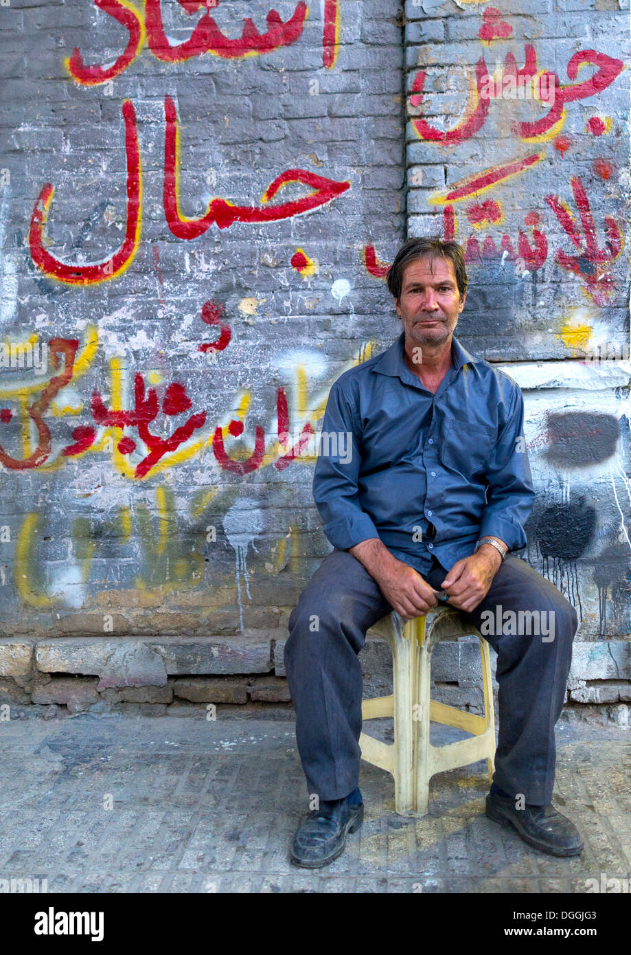 Hombre sentado en la calle, en Kermanshah, Irán Foto de stock