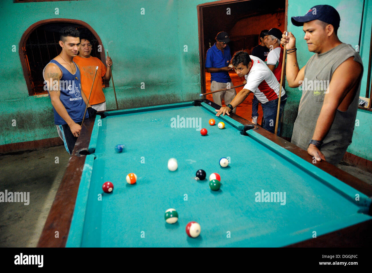 Los hombres jugando al billar en un bar, Masaya, Nicaragua, Centroamérica Foto de stock