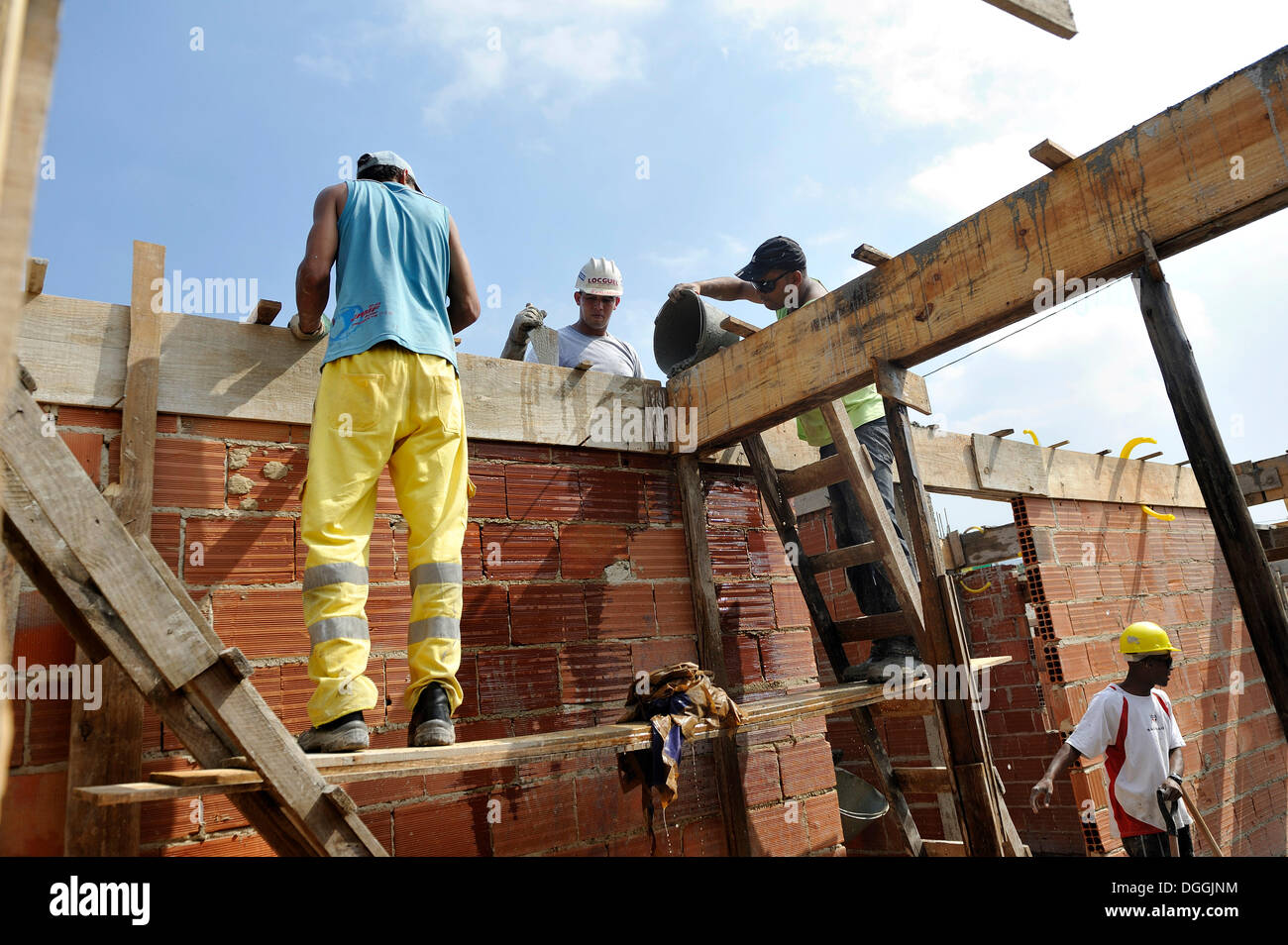 La gente de los barrios de tugurios, favelas, trabajando juntos en un sitio de construcción de la "esperança" cooperativa de vivienda, cada familia Foto de stock