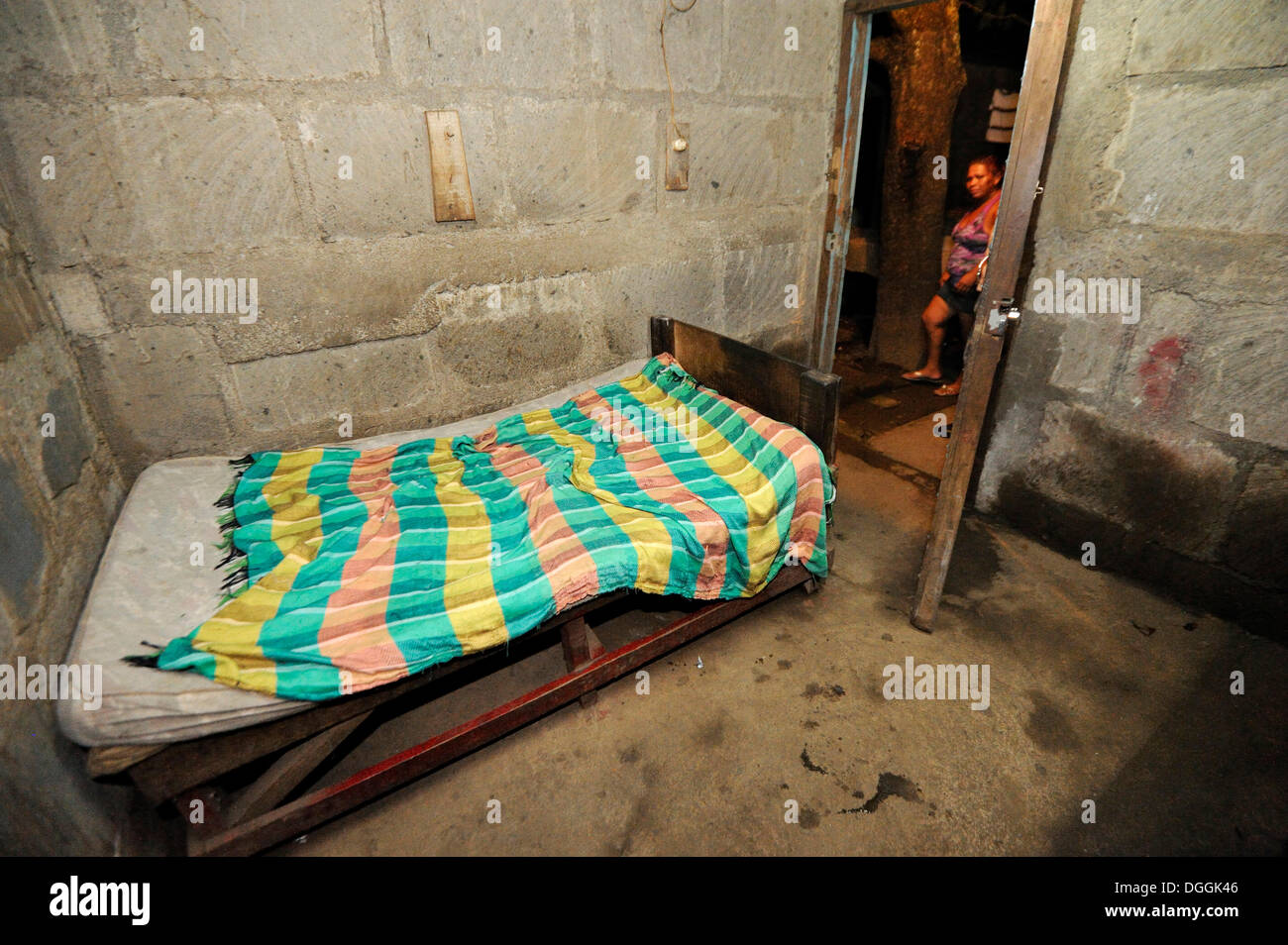Habitación básica con una cama en un burdel barato en las afueras de la ciudad de Masaya, departamento de Masaya, Nicaragua Foto de stock