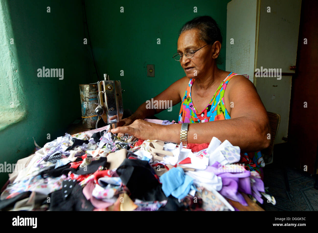 Mujer de fabricación de alfombras de trapo en la tarea, Poxoréo, Mato Grosso, Brasil Foto de stock