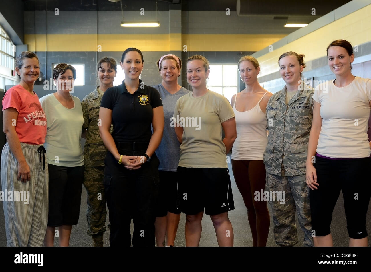 Los aviadores de la Fuerza Aérea de EE.UU. asignados a la 169ª Ala de caza en McEntire Joint Base de la Guardia Nacional, de la Guardia Nacional Aérea de Carolina del Sur, participar en un "sólo mujeres" curso de defensa personal proporcionado por el Richland County Sherriff del departamento, 6 de octubre de 2013. Foto de stock