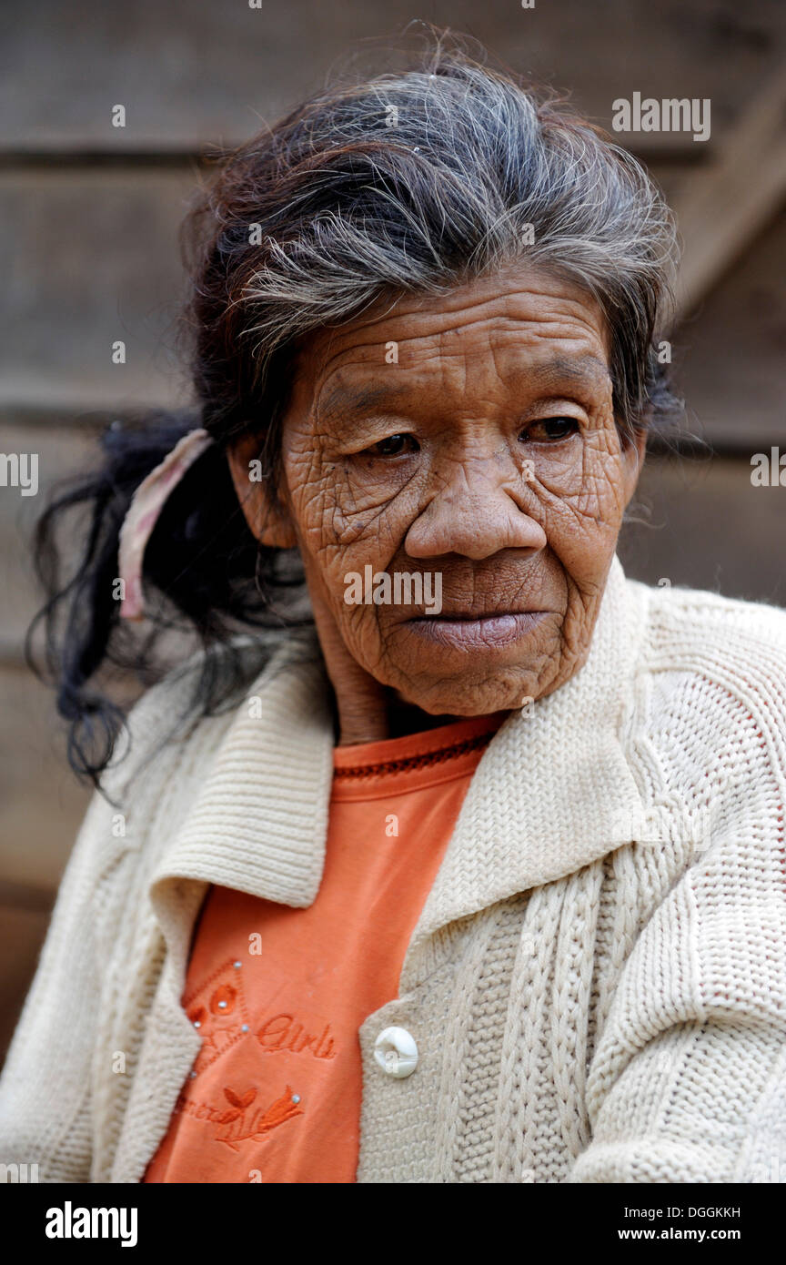 Anciana, de 55 años, en una comunidad de Indios Guaraníes, Jaguary, departamento de Caaguazú, Paraguay Foto de stock