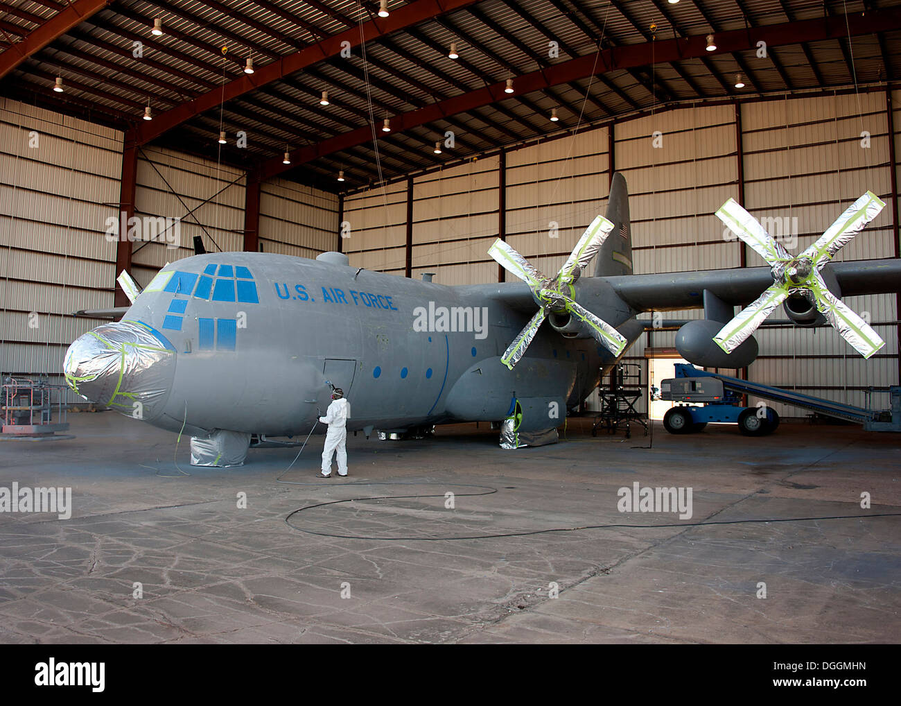 El Sr. Larry Allen, pintor de aeronaves, sistemas integrados de  comunicaciones L3 Vértice Aeroespacial, aplicar pintura para proteger los  aviones C-130 de la corrosión del cuerpo que puede ocurrir fácilmente a  altas