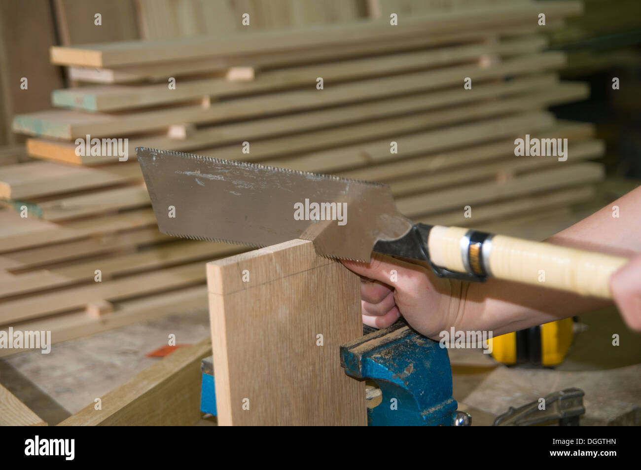 Carpintero hembra utilizando ryoba (hoja doble) backsaw dozuki (japonés)  para crear empresa Fotografía de stock - Alamy