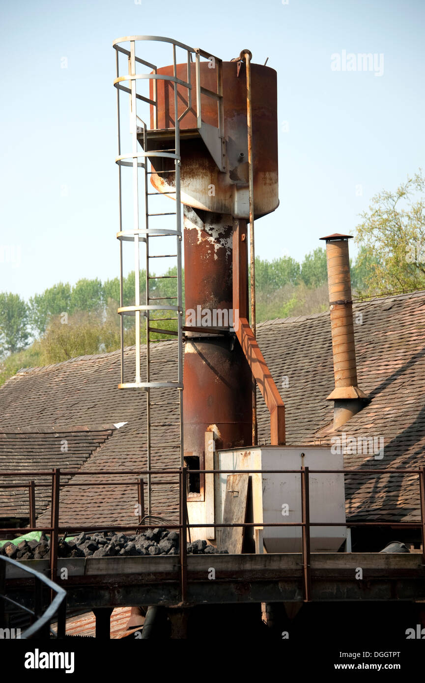 Cañón de acero oxidado en la Forge supresor de chispas de fundición Foto de stock