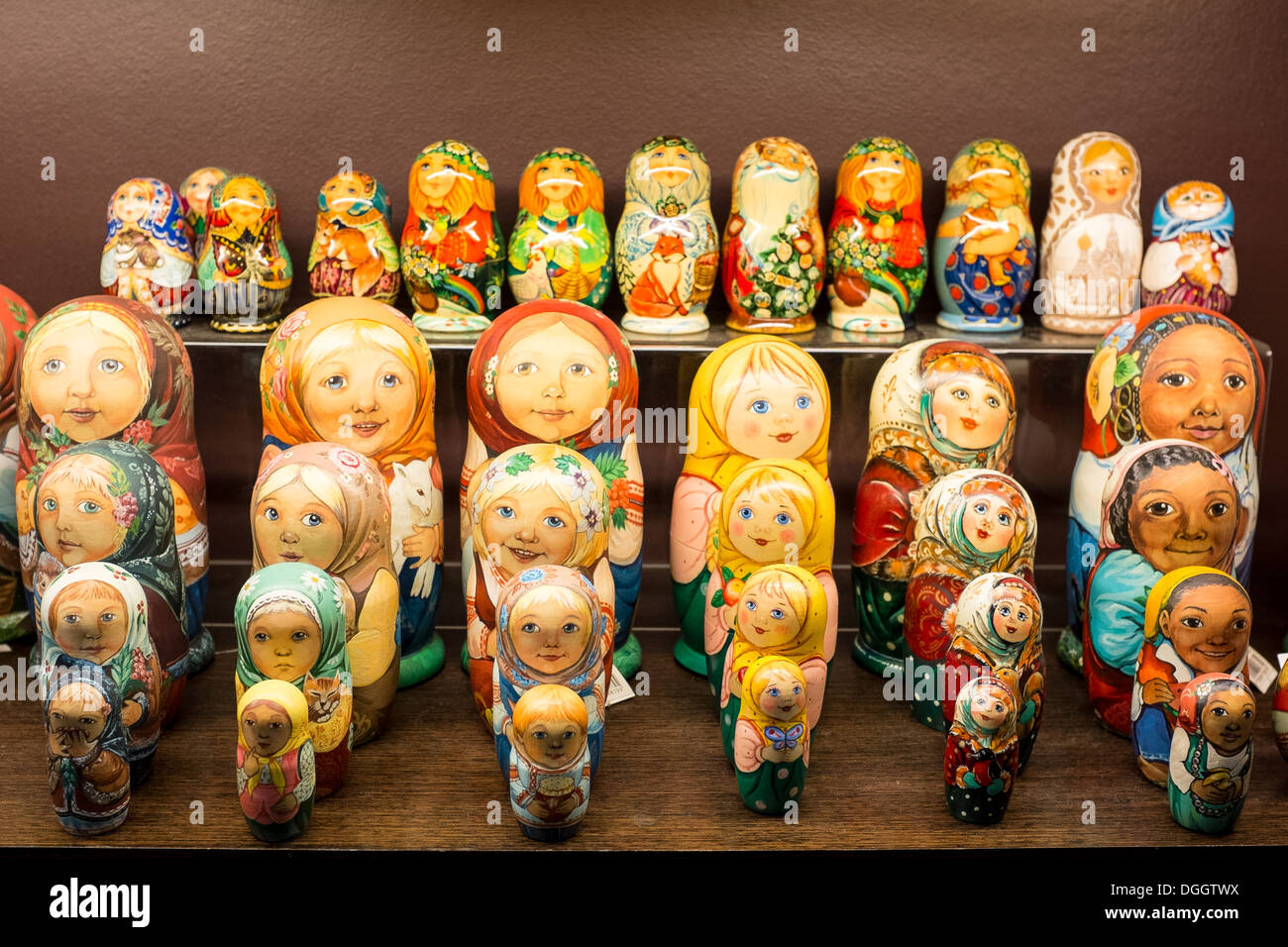 Muñecas matryoshka rusa a la venta en una tienda en San Petersburgo Foto de stock