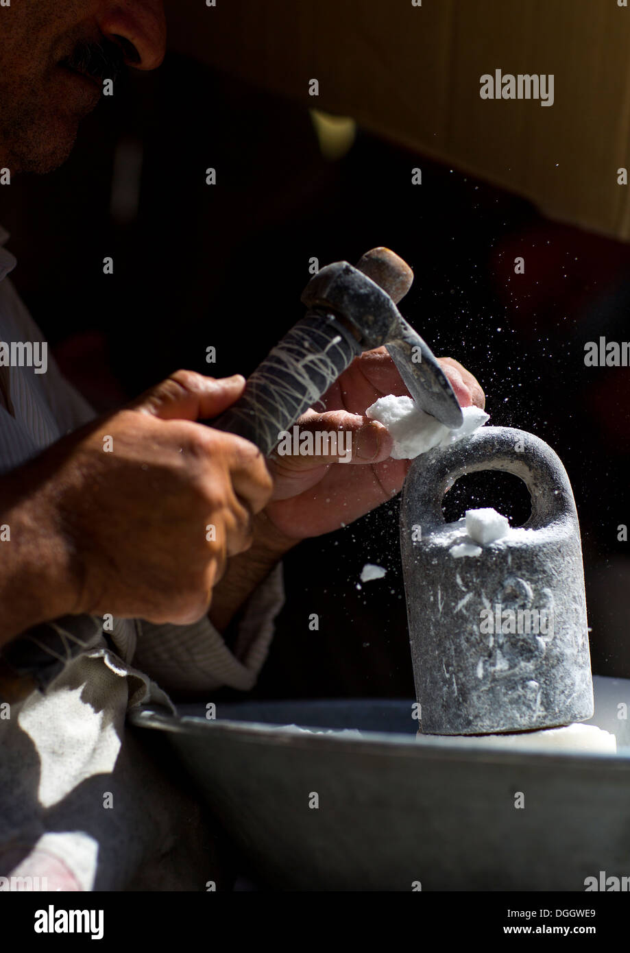 Hombre estrellándose azúcar en el bazar, Sanandaj, Irán Foto de stock