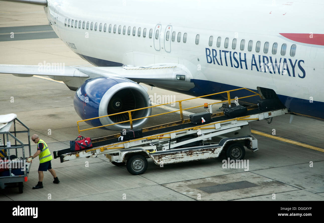 Equipaje handler bolsas de carga de British Airways en avión desde el  aeropuerto de Gatwick de Londres, Inglaterra Fotografía de stock - Alamy