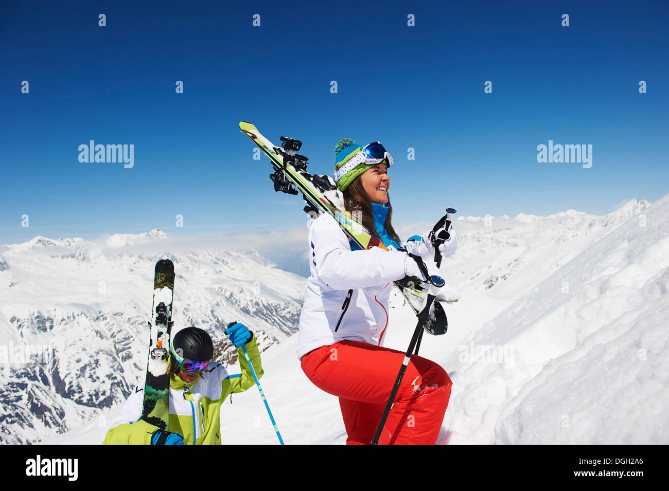 Esquiadores de escalada Foto de stock