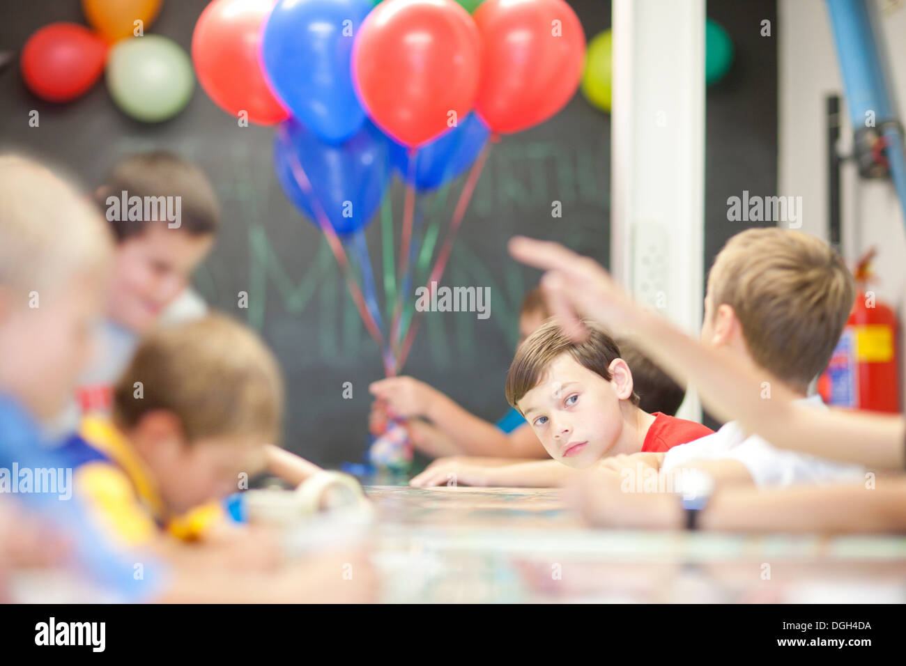 Los niños en la fiesta de cumpleaños de niños Foto de stock