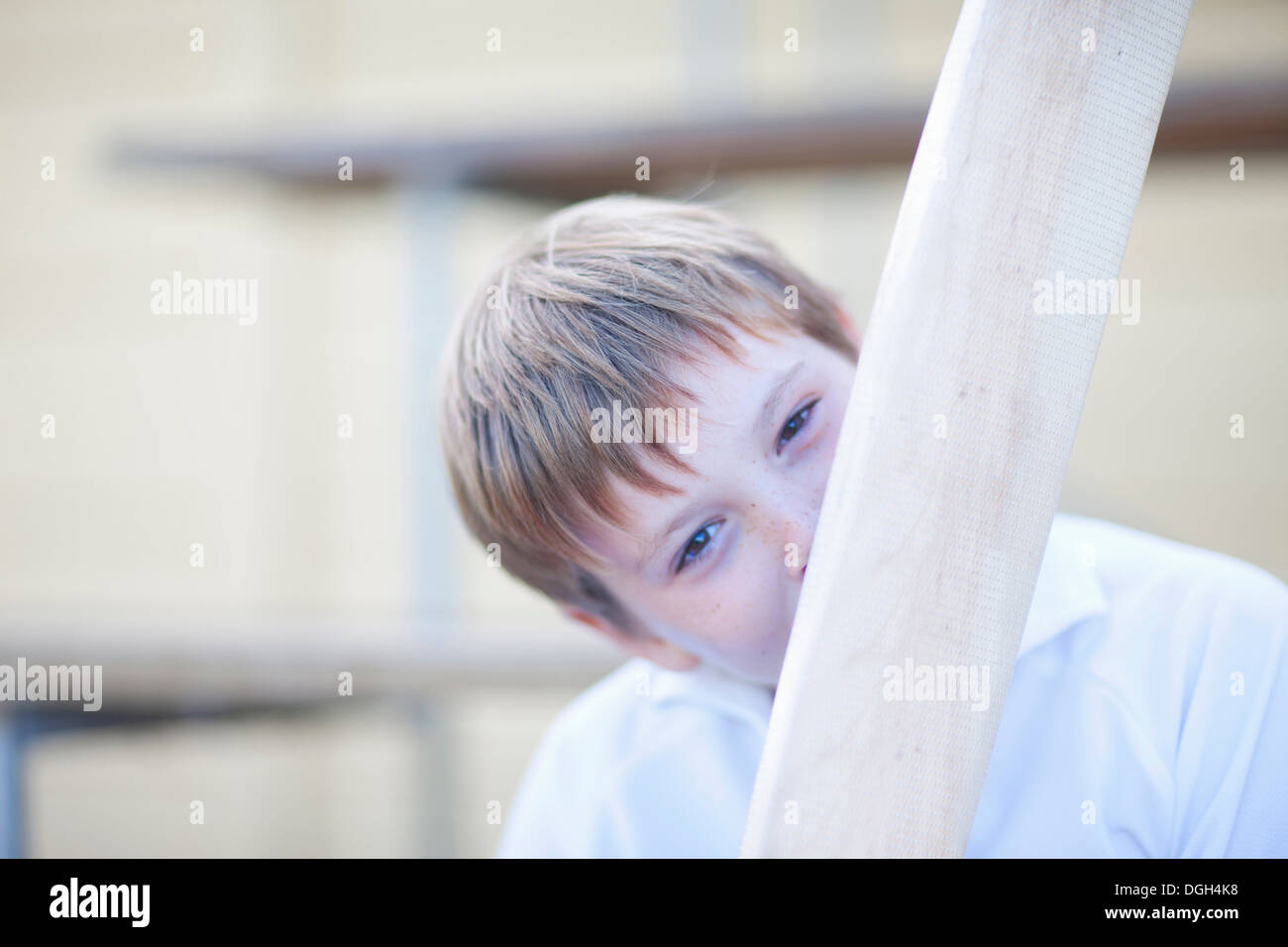 Boy holding cricket bat in fotografías e imágenes de alta resolución - Alamy