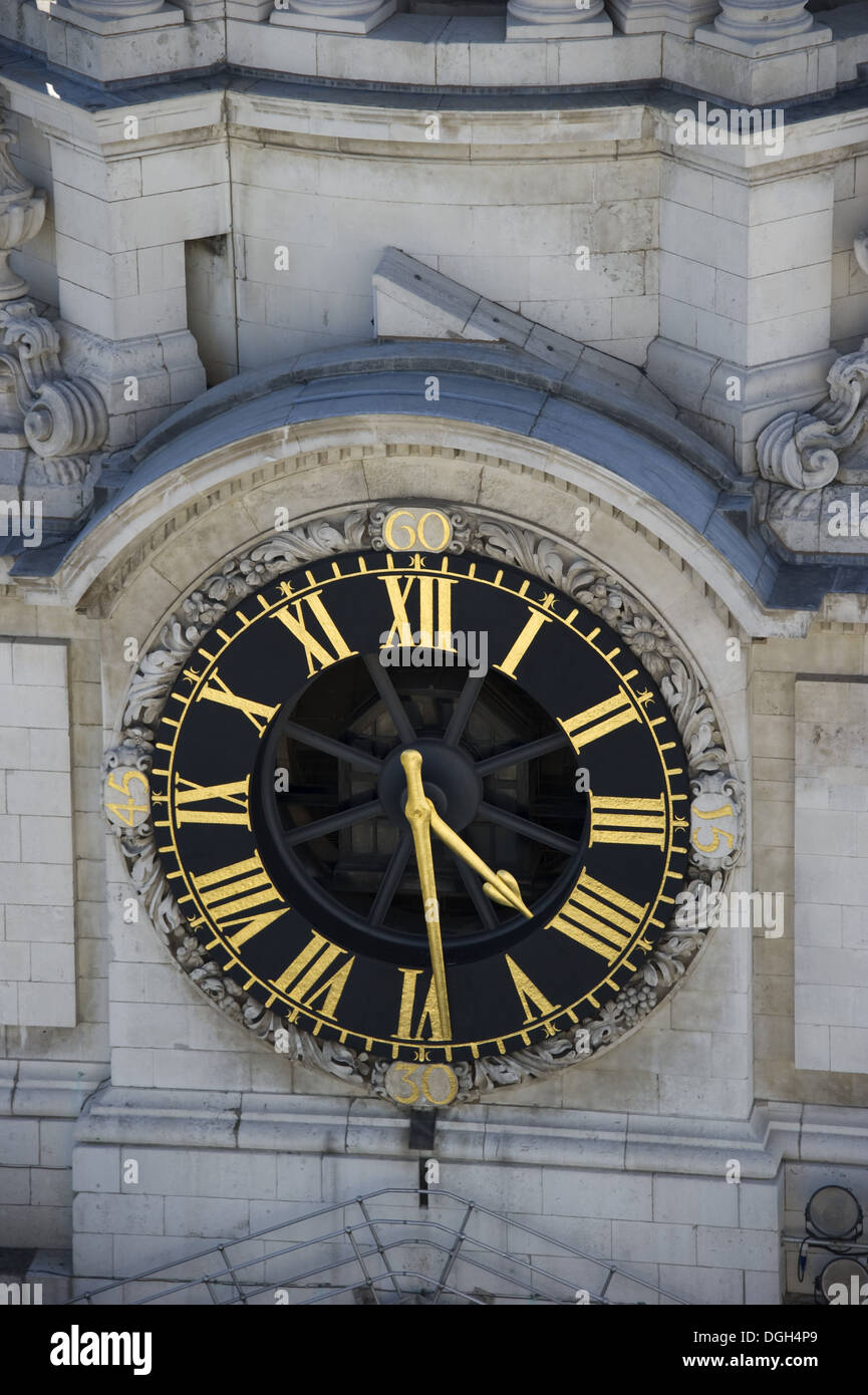 Reloj de la torre del reloj de la catedral de la ciudad, la Catedral de San  Pablo, Ciudad de Londres, Inglaterra, abril Fotografía de stock - Alamy