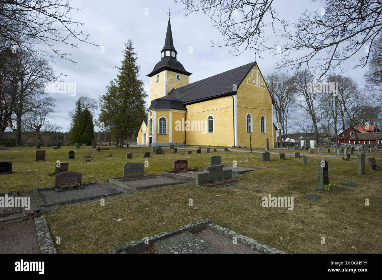 Siglo XVIII la iglesia y el cementerio, Enkoping-Nas Kyrka, Uppland, Suecia, abril Foto de stock